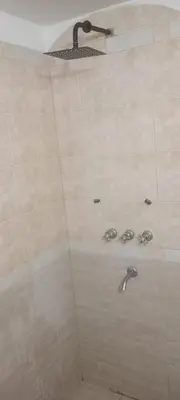 a bathroom with a shower with a shower head at Depto 1 Dorm Excelente Ubicacion Alta Cordoba Iluminado in Cordoba