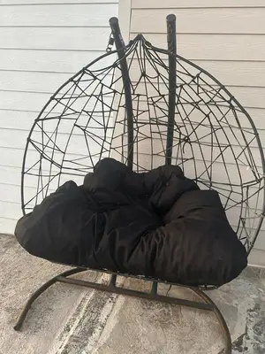 a black pillow sitting on top of a metal stand at Cocoalojamiento in Cavalango