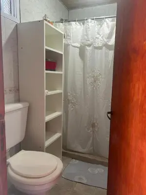 a bathroom with a toilet and a shower at Cocoalojamiento in Cavalango