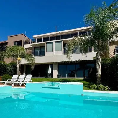 Residencia Premium con Vista Panorámica y Pileta Climatizada