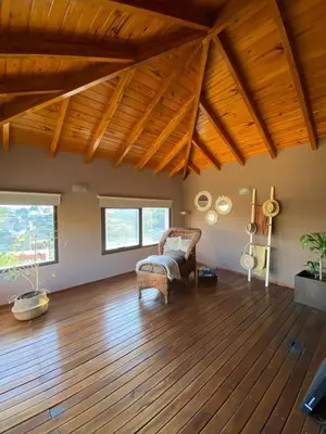 a living room with a couch and wooden floors at Casa de Categoria, Villa Del Lago, Cap 8 pers in Villa Carlos Paz