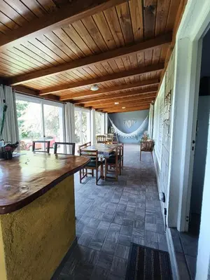 a dining room with a wooden ceiling and a table at El Algarrobo Casa de campo en Cabalango in Cavalango