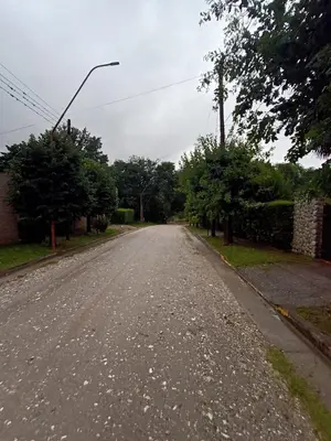 an empty street with trees and a street light at Hermosa Casa equipada a metros del Río Cosquín in Bialet Massé