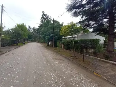 an empty street with trees and a fence at Hermosa Casa equipada a metros del Río Cosquín in Bialet Massé