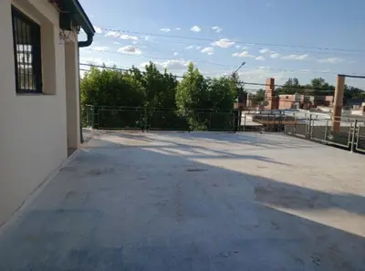 an empty tennis court with a fence in the background at Departamento Cerca de Todo in Villa de Las Rosas