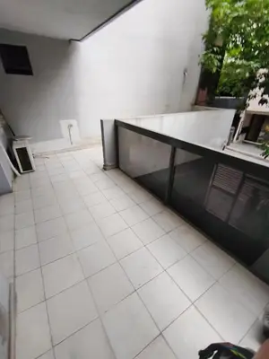an empty room with a tiled floor and a counter at Hermoso Dpto Nva Cordoba in Cordoba