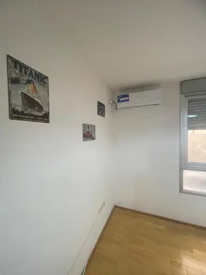 a room with a white wall and a window at Beautiful y sofisticado apartment in Cordoba