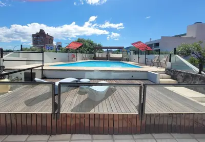 a swimming pool on the roof of a building at Apartamento Ejecutivo Premium Riviera Tower in Villa Carlos Paz