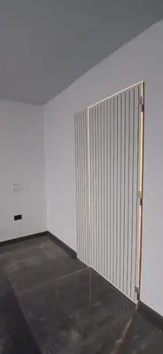 an empty room with a white wall with a gate at Premium Berrotarán in Berrotarán