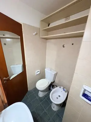 a bathroom with a toilet and a sink at El Balcón de Margy Villa Carlos Paz Centro Galeria Acuario Acogedor monoambiente con vista al rio in Villa Carlos Paz