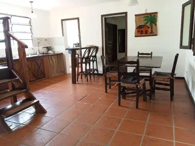 a kitchen and dining room with a table and chairs at Casa con piscina privada en las sierras de Córdoba in Villa Anizacate