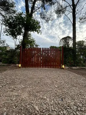 a red fence with lights on top of it at Disfruta casa de bosque a metros de AV San martin y minutos del lago in Villa Carlos Paz