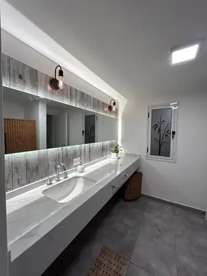 a bathroom with two sinks and a large mirror at Disfruta casa de bosque a metros de AV San martin y minutos del lago in Villa Carlos Paz