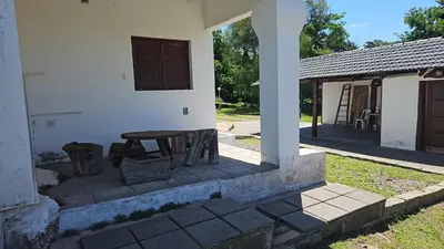 a patio with a table outside of a house at Hermosa propiedad para 8 y 10 personas piscina quincho gran parque in Cavalango