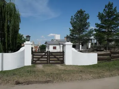 a white fence with a wooden gate and a wooden gate at Casa en Cabalango para 10 personas in Cavalango
