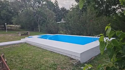 a swimming pool in a yard with at Casa en Cabalango para 10 personas in Cavalango