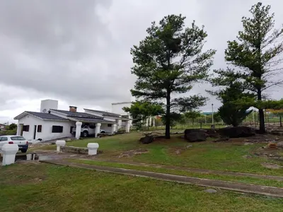 a white house with trees in the yard at Casa en Cabalango para 10 personas in Cavalango