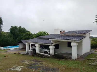 a car parked under a house with a roof at Casa en Cabalango para 10 personas in Cavalango