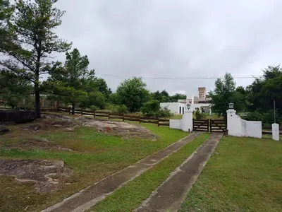 a path in front of a white building with a fence at Casa en Cabalango para 10 personas in Cavalango