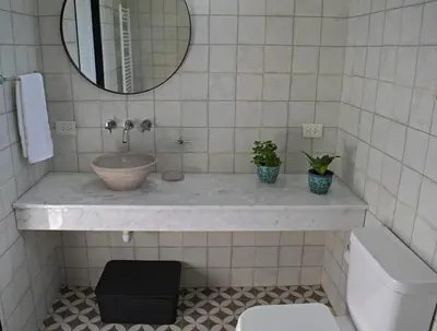 a bathroom with a sink and a mirror at Tintitacos in Los Hornillos