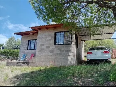 a car parked in front of a small house at La casita Tanti in Tanti Nuevo