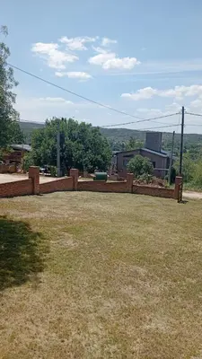 a fence on top of a yard with a field at La casita Tanti in Tanti Nuevo