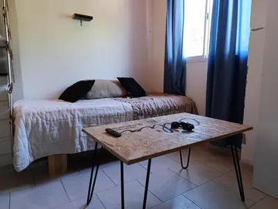 a small room with a bed and a table at Monoambiente 3 personas in Río Segundo