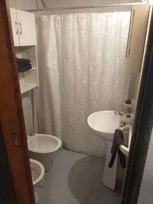 a bathroom with a sink and a toilet and a shower at Moderno departamento en pleno centro de Río Cuarto in Río Cuarto