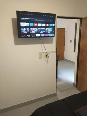 a flat screen tv on the wall of a room at Moderno departamento en pleno centro de Río Cuarto in Río Cuarto