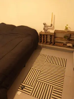 a bedroom with a bed and a table with a sewing machine at Moderno departamento en pleno centro de Río Cuarto in Río Cuarto