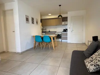 a living room and kitchen with a table and chairs at DEPTO B GENERAL PAZ Cerca de Clínica Reina Fabiola in Cordoba