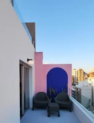 a balcony with two chairs and a view of a city at Moderno PENTHOUSE en Nueva in Cordoba