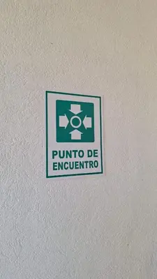 a sign on a wall that reads purivo de equipaho at Departamentos y habitaciones en Mina Clavero in Mina Clavero