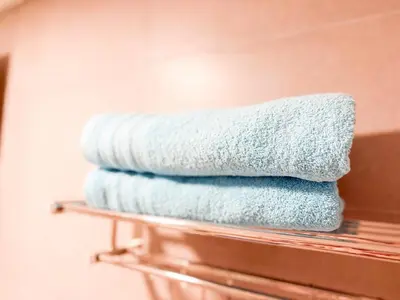 a stack of towels on a shelf in a bathroom at Relax y diseño frente a la Ciudad Universitaria in Cordoba
