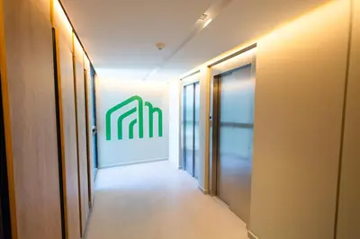 a hallway with a large green sign on the wall at Relax y diseño frente a la Ciudad Universitaria in Cordoba