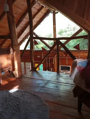 a room with a wooden floor in a cabin at Cabaña El Poeta in Cuesta Blanca