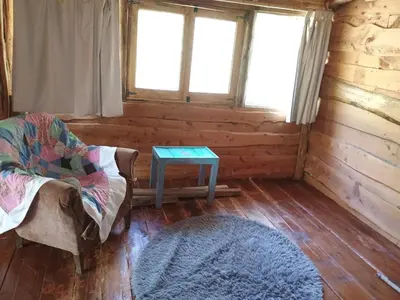 a living room with a couch and a table at Cabaña El Poeta in Cuesta Blanca