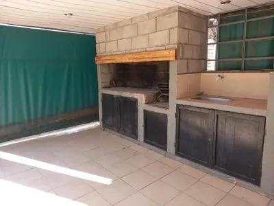 an empty kitchen with a counter and a sink at Casa Doña Victoria in Villa Carlos Paz