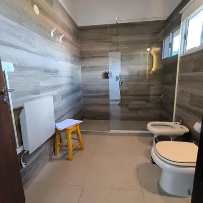 a bathroom with two toilets and a shower at Moderno Departamento para parejas Merlo S Luis centro Vistas in Merlo