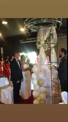 a bride and groom standing in front of a table with balloons at Lucerito no reserve x aca in Villa Santa Cruz del Lago