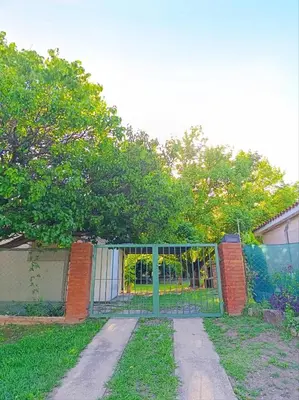 a gate in front of a yard with trees at Casa en centro de Icho Cruz in Villa Icho Cruz