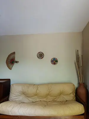 a living room with a couch and plates on the wall at Casa en centro de Icho Cruz in Villa Icho Cruz