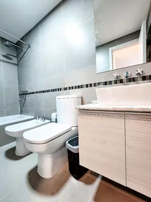 a bathroom with a toilet and a sink and a tub at Dpto Carlos Paz - 1 dormitorio con pileta in Villa Carlos Paz