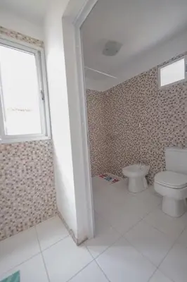 a bathroom with a toilet and a window at Casa entera in Mina Clavero