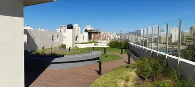 a walkway in a city with a building at Depto con hermosas vistas, centro con solarium y seguridad in Cordoba