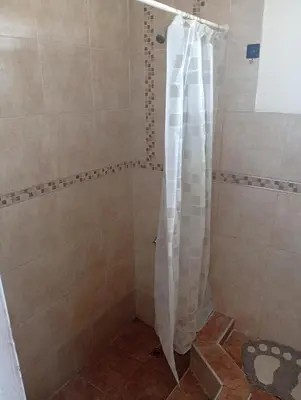 a shower with a shower curtain in a bathroom at Hermosa casa a 15 min de Villa Carlos Paz in Villa Santa Cruz del Lago