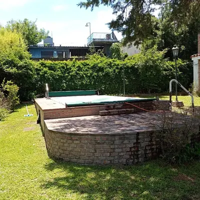 a ping pong table sitting on top of a brick wall at Casa céntrica en villa Carlos Paz in Villa Carlos Paz