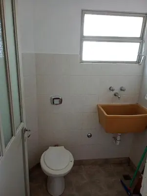 a bathroom with a toilet and a sink and a window at Casa céntrica en villa Carlos Paz in Villa Carlos Paz