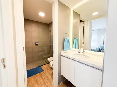 a bathroom with a sink and a toilet and a mirror at Departamento de lujo frente al quality espacio in Cordoba