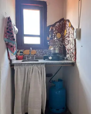 a bathroom with a sink and a window in a room at Casa rústica y departamento con wifi, cochera y asador a metros del río Mina Clavero in Mina Clavero